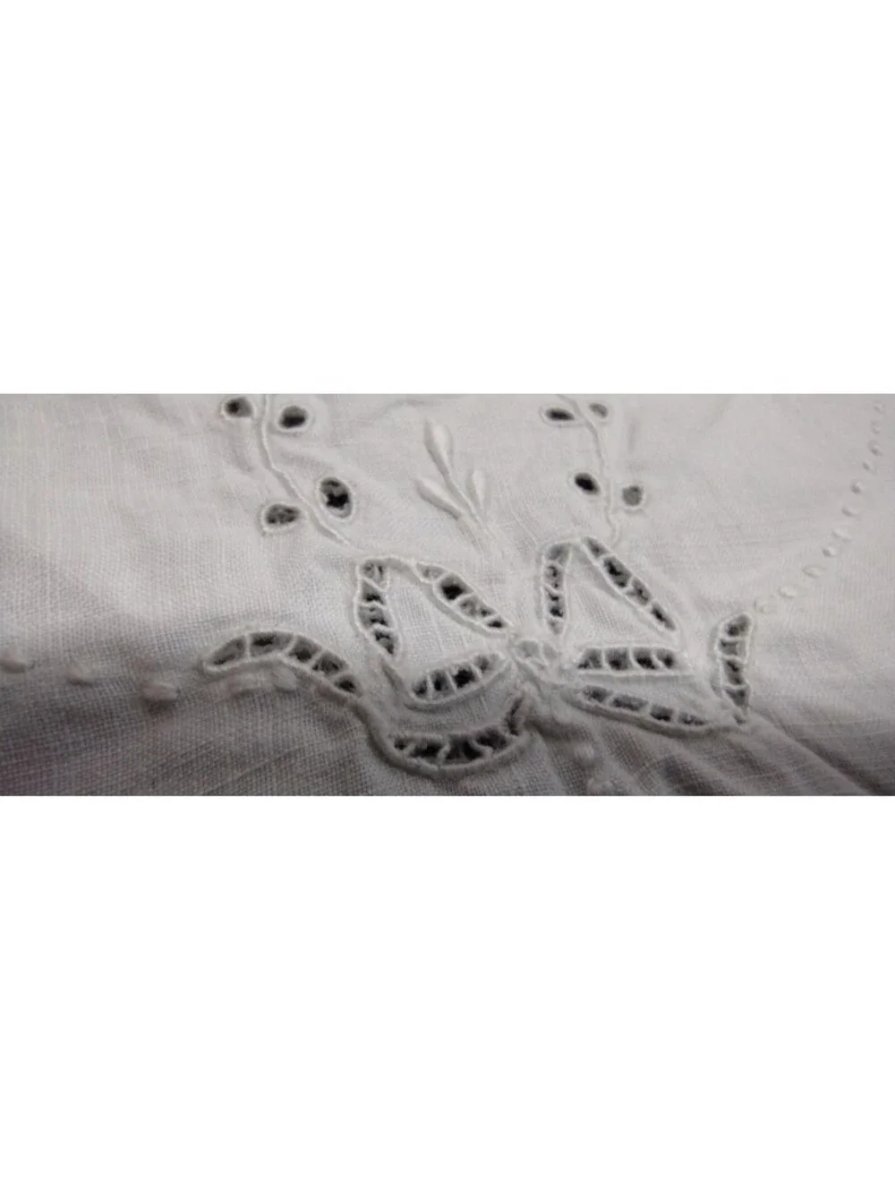 Vintage 9.5 Round Circle White Placemat Linen Bow Eyelet Fine Cotton Scalloped